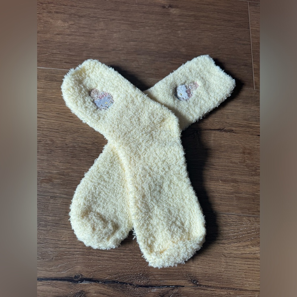 HELLO KITTY-NWT Women's Yellow Fuzzy Crew Socks with Embroidered HK & Tiny Chum
